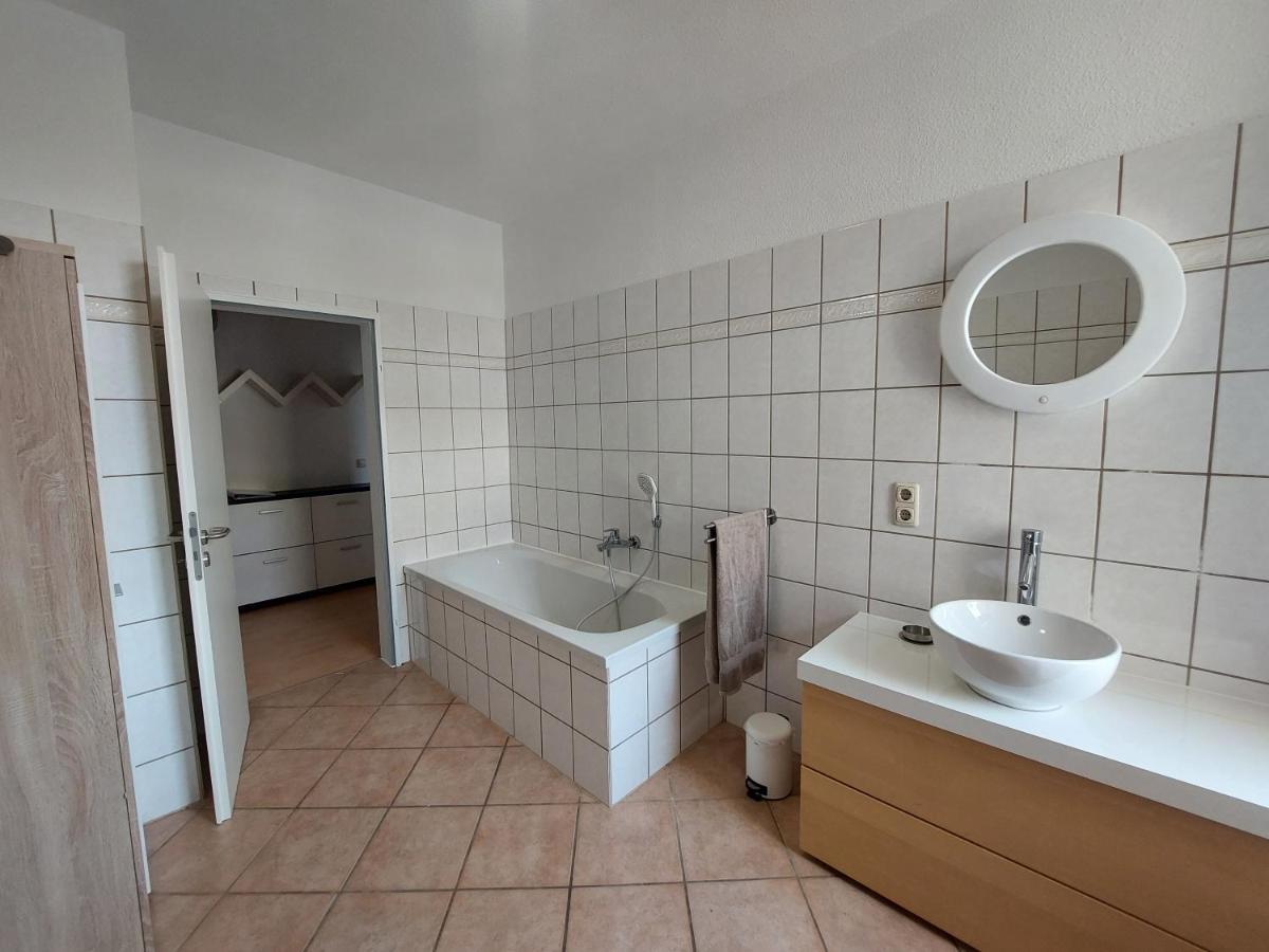 Schoene Zwei-Zimmer-Wohnung "W2" Mit 4 Einzelbetten Und Wlan In Zwenkau Bei Leipzig Im Neuseenland Exterior photo